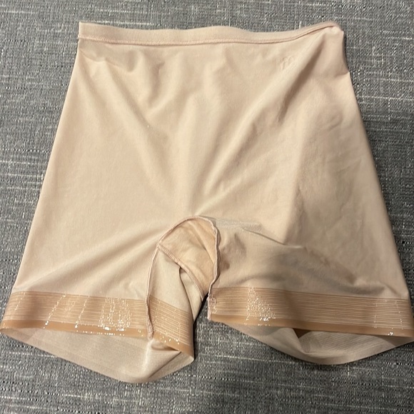 Ruby Ribbon boy short -small - Picture 4 of 4